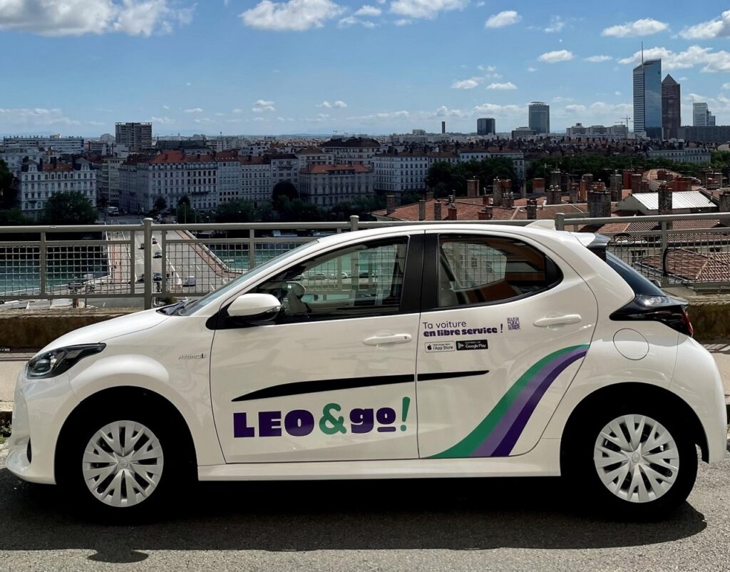 Toyota et Vulog mettent 200 Yaris à disposition pour le service d'autopartage Leo&Go à Lyon.