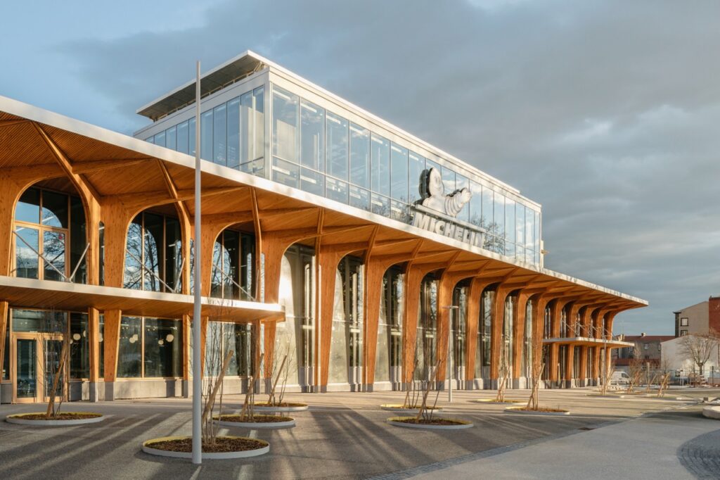 Le bâtiment est désormais habillé d'une façade de 160 mètres de long, vitrée et longée d'imposants auvents en bois.