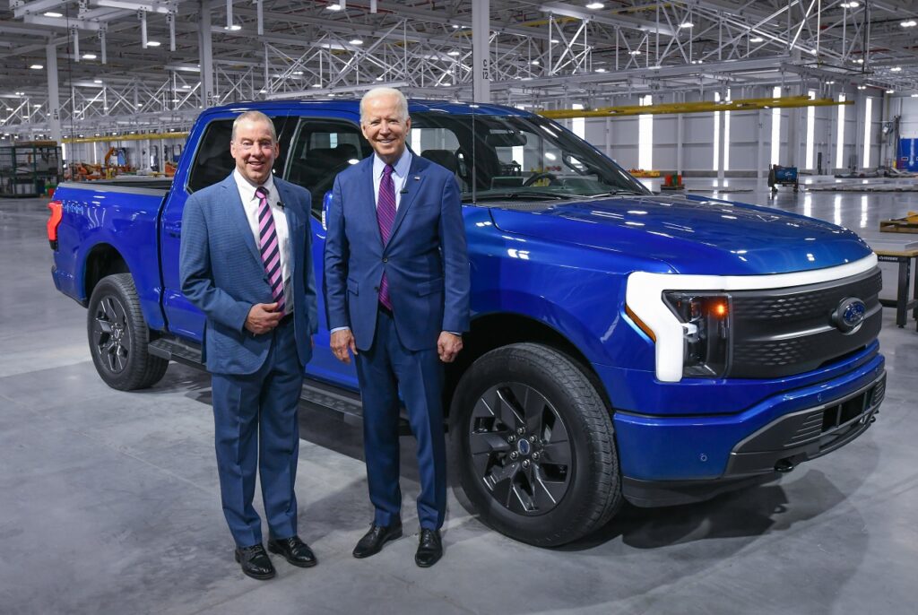 Bill Ford et Joe Biden, le 18 mai 2021, lors de la présentation du F150 Lightning. ©Sam VarnHagen.