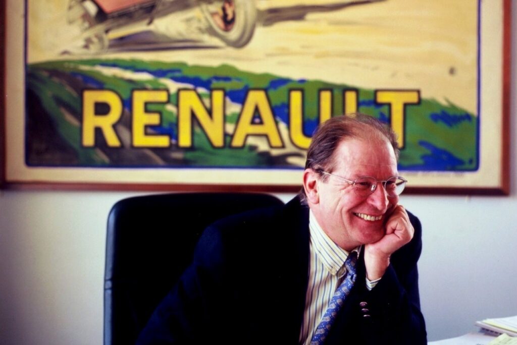Denis Daumont, en 2006, dans son bureau, devant une vieille affiche Renault qu'il aimait collectionner. 