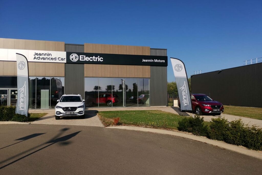 Les deux concessions MG Motor partagent l'espace avec Nissan.