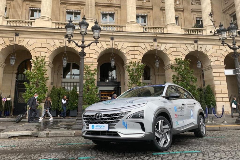 La Hyundai Nexo devant l'Automobile Club de France, place de la Concorde.