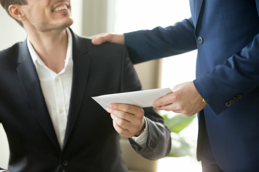 Tandis que 25 % des entreprises interrogées en 2020 annonçaient avoir gelé les hausses de salaires, elles ne sont plus que 1 % cette année. © Adobe Stock