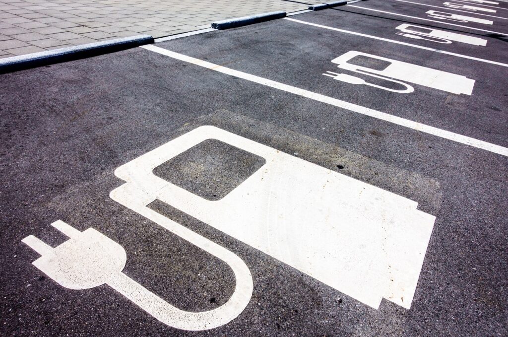 Les montants des bonus pour l'achat d'un véhicule électrique ou hybrides rechargeables sont maintenus jusqu'au 1er juillet 2022.