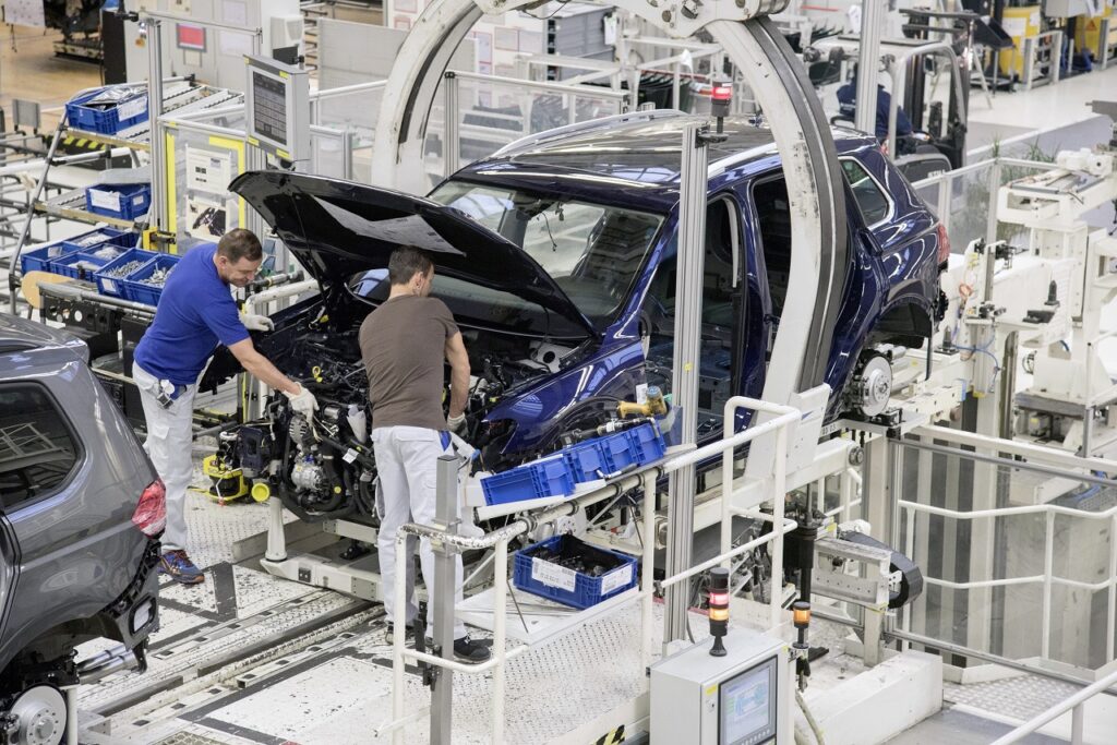Herbert Diess, le patron du groupe VW, a prévenu que 30 000 emplois pourraient être supprimés pour maintenir la compétitive du groupe dans la transition écologique.
