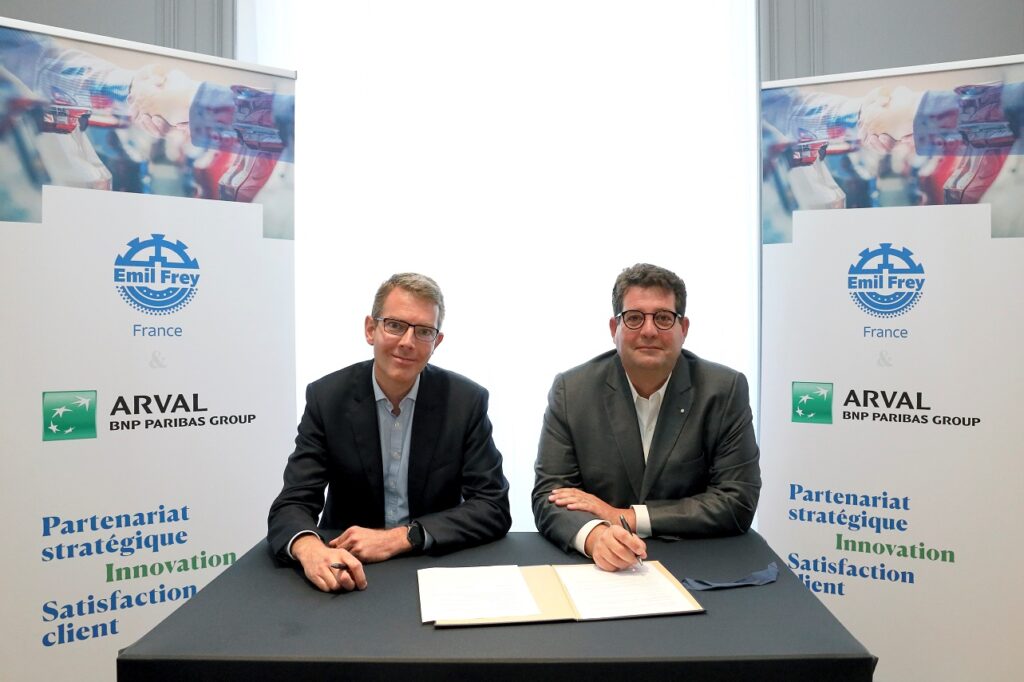 Ferreol Mayoly, directeur d'Arval France, et Hervé Miralles, président d'Emil Frey France et Belgique, annoncent la création d'Autosphere Lease.