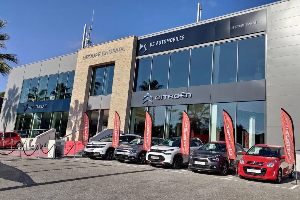 Le site héberge Peugeot, Citroën et DS Automobiles sur deux niveaux de 1 500 m2 chacun. 