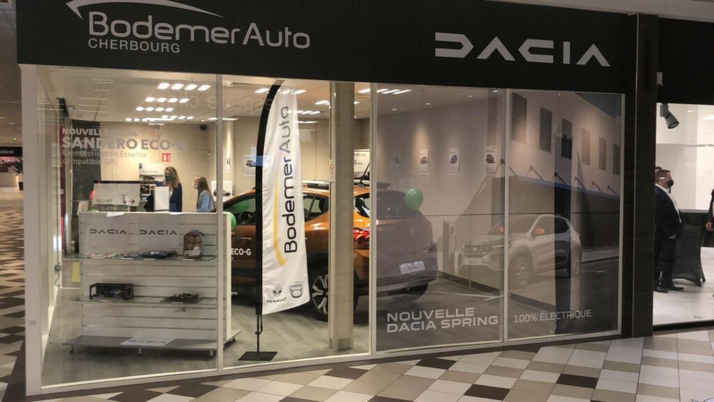 Le concept store ouvert par Bodemer à Cherbourg (Manche) est le premier point de vente à inaugurer la nouvelle signalétique Dacia.