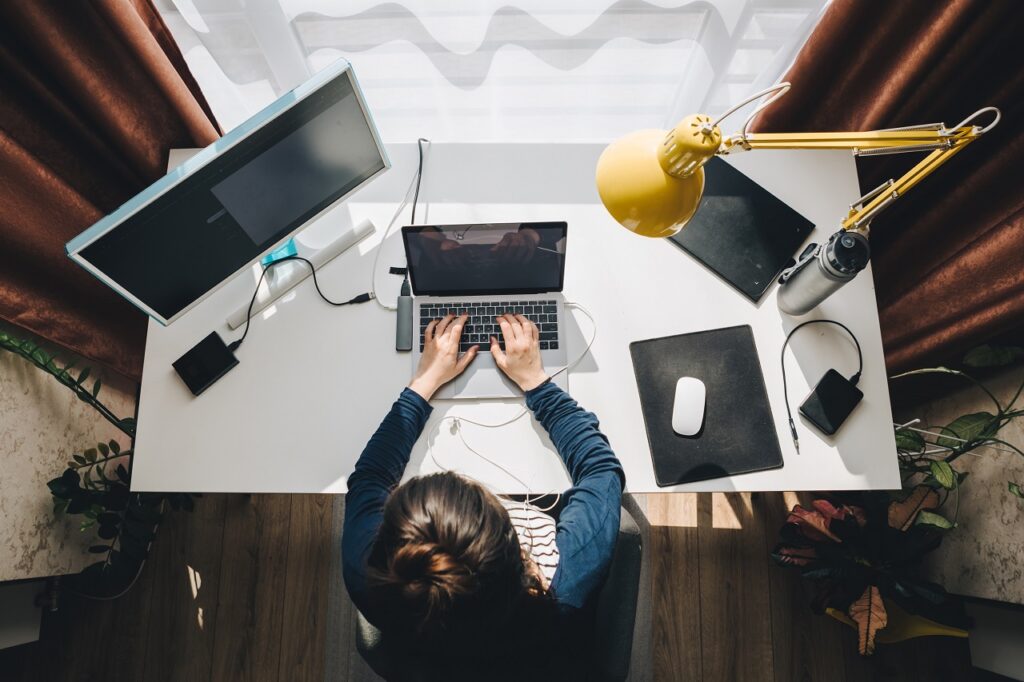 LinkedIn souligne qu'une annonce faisant état du télétravail à 19 % de chance en plus d'être consultée. ©AdobeStock