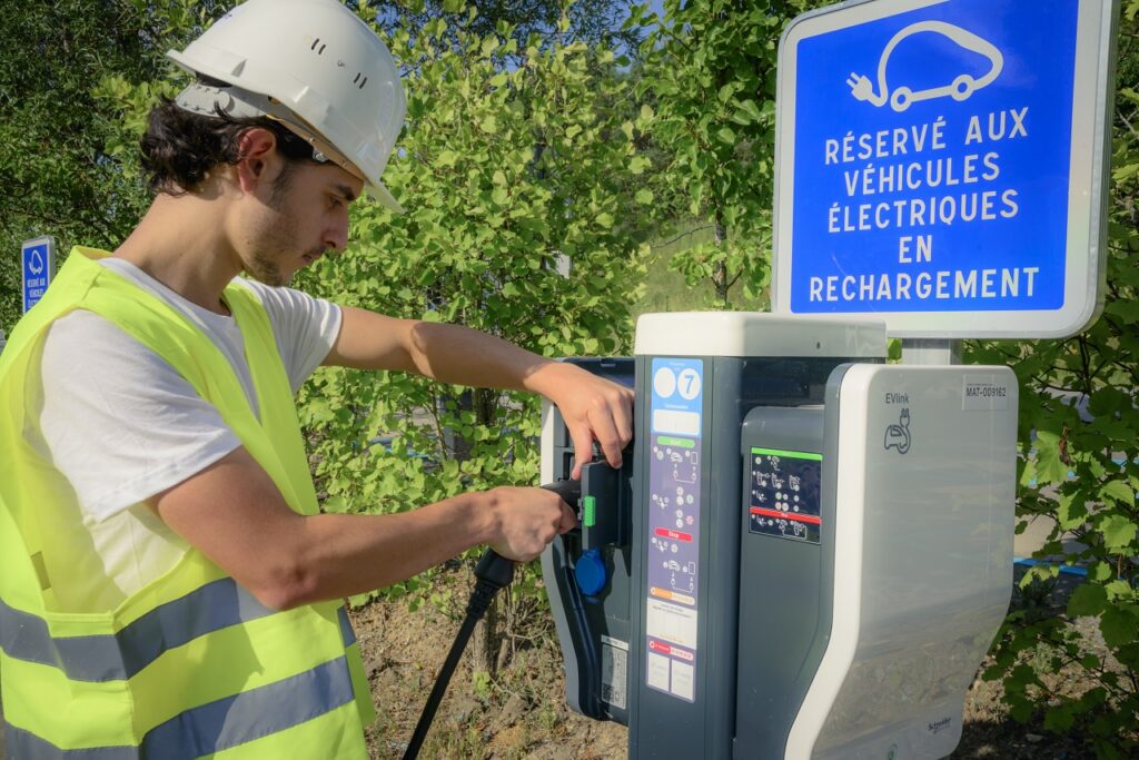 Une enveloppe de 30 millions d'euros sera dédiée à l'installation de bornes semi-publiques chez les professionnels des services de l'automobile.