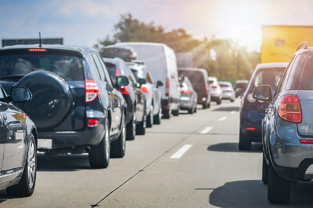 La voiture reste le moyen de transport privilégié pour partir cet été.