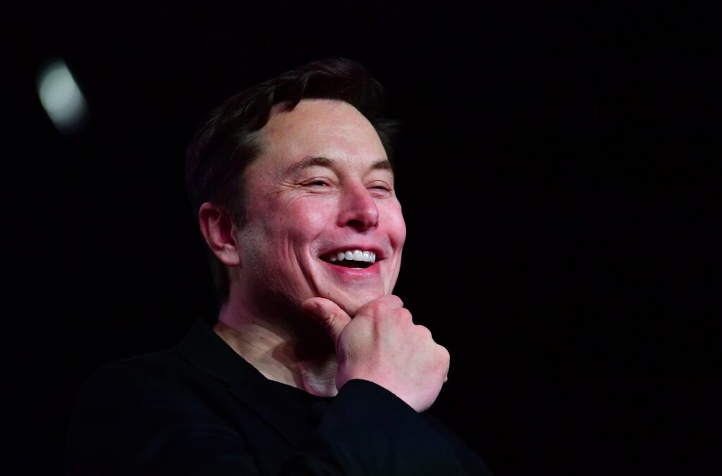 Elon Musk a demandé à ses abonnés sur twitter s'il devait vendre ses parts dans Tesla.  (Photo by Frederic J. BROWN / AFP)