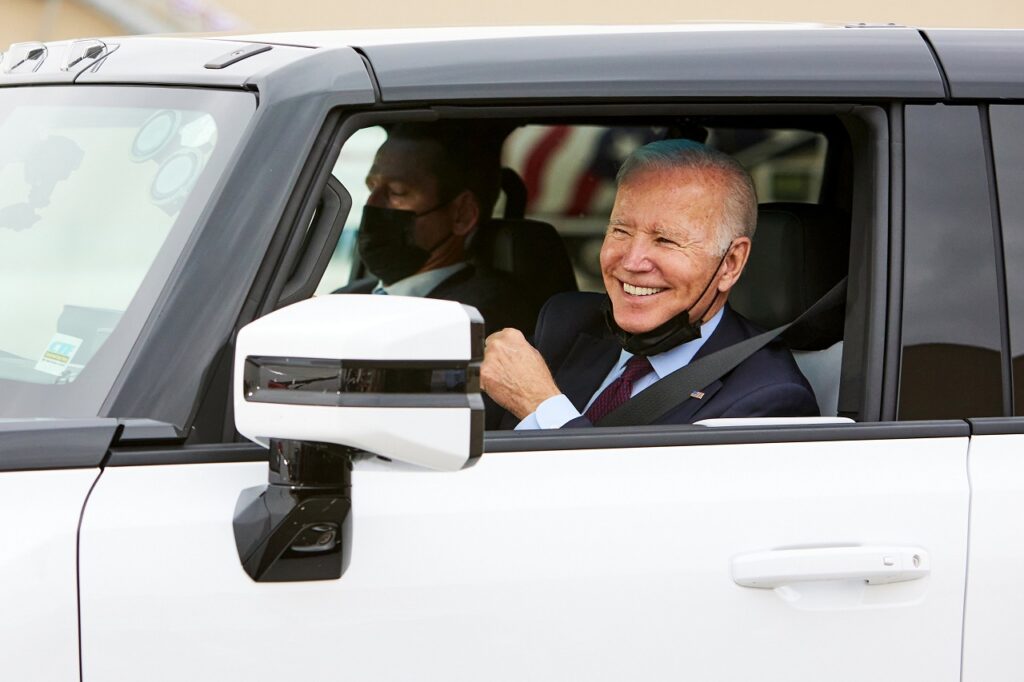 Le Président Joe Biden au volant du Hummer électrique. (Photo par Jeffrey Sauger pour General Motors)
