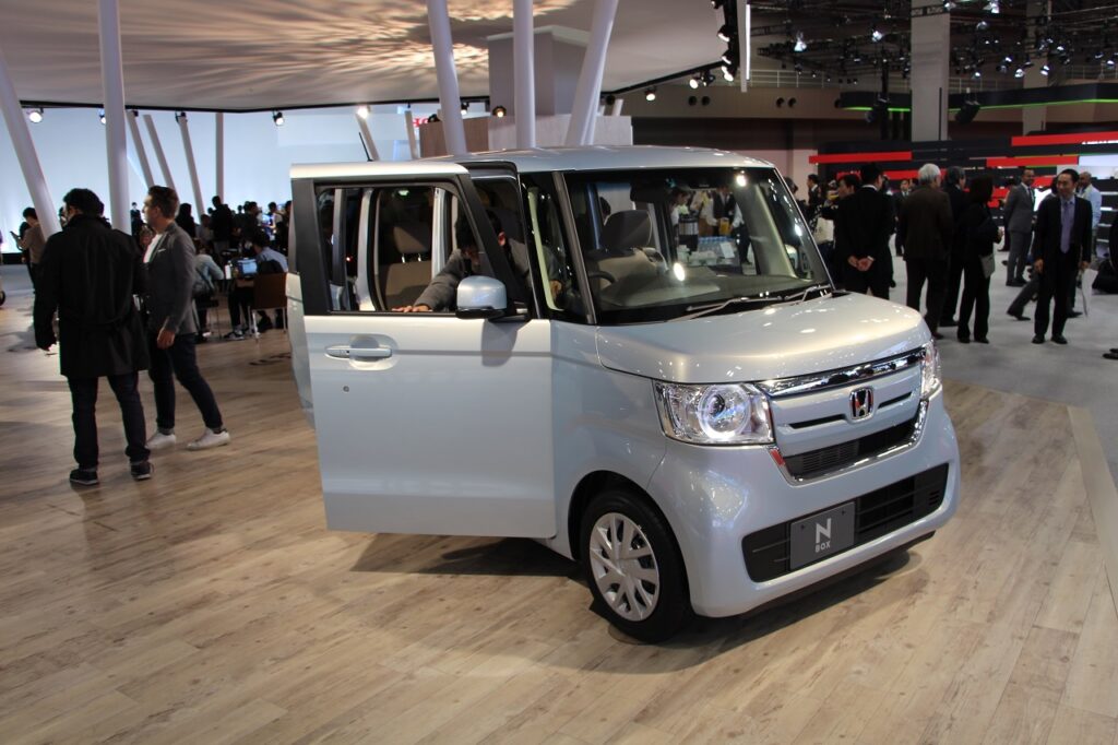 En octobre 2021, 102 598 kei cars ont été écoulées au Japon, soit une baisse de 33,2 %.