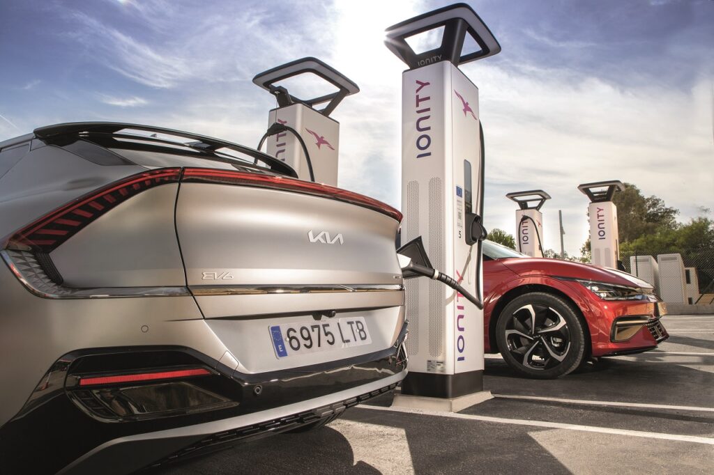 Ionity vise 7 000 bornes de recharge en 2025 en Europe, y compris sur des routes nationales. 