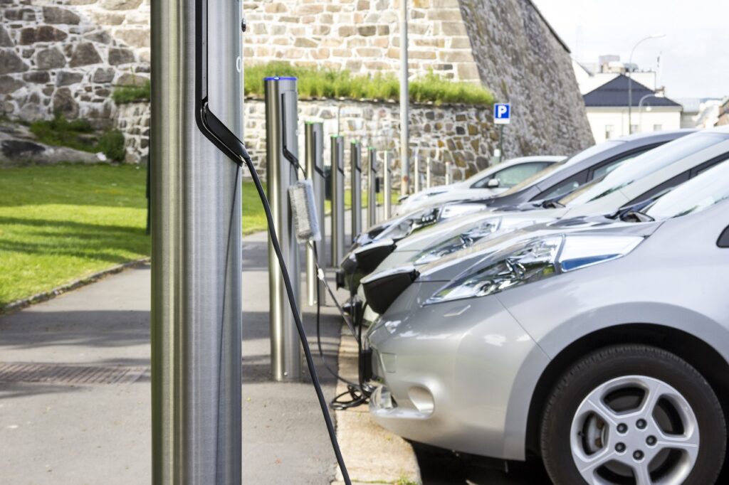 Selon Transport&Environment, les hybrides rechargeables et les flexibilité laissée par la Commission européenne auraient faire perdre 840 000 immatriculations de véhicules électriques en 2021, en Europe. 