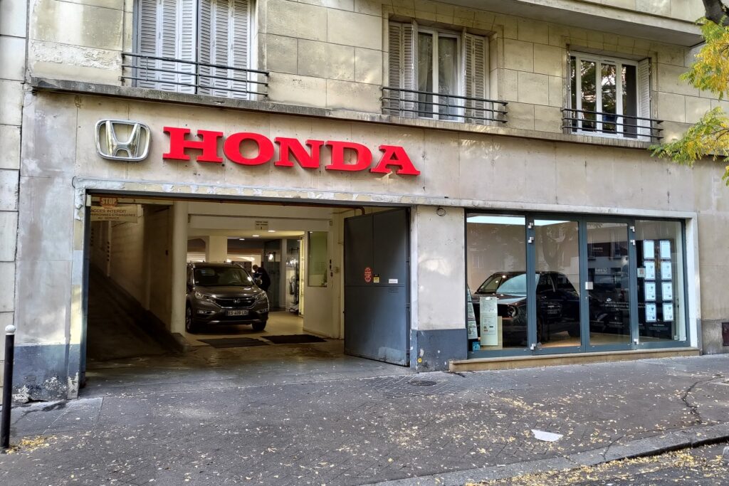 La concession Japauto Honda de Murat (Paris 16e).