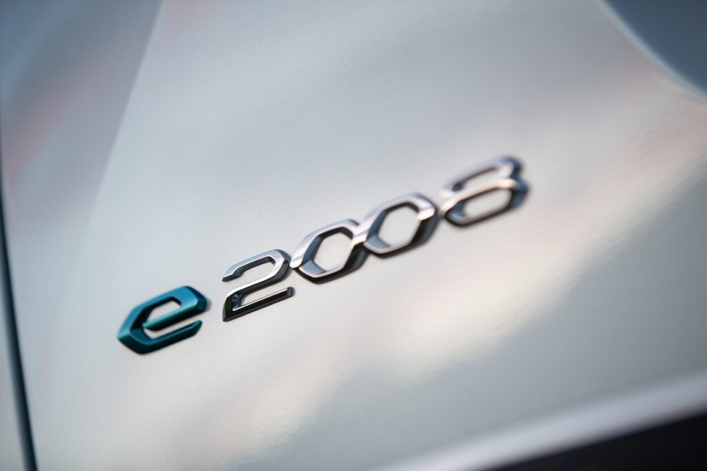 Le Peugeot e-2008 voit son autonomie passer à 345 kilomètres.