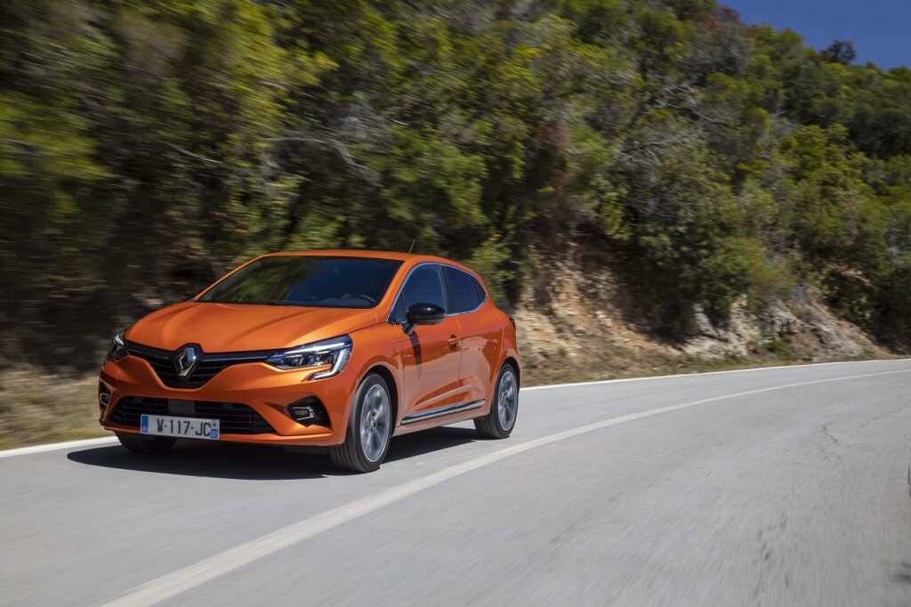 Dans un marché en baisse de 3,2 %, la Renault Clio reste la voiture la plus vendue avec 6 948 immatriculations (+6,5%).