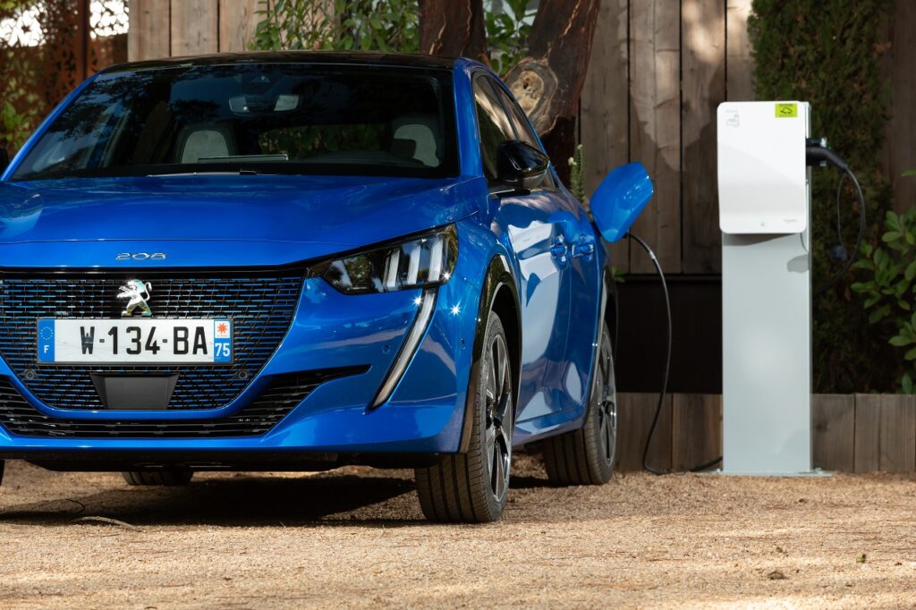 Les nouvelles Peugeot commercialisées à compter de 2030 seront uniquement électriques.