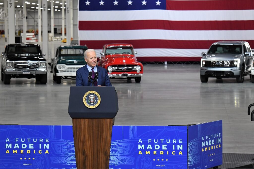 Joe Biden, le 18 mai 2021, lors d'une visite chez Ford. © Ford Photo by Sam VarnHagen.