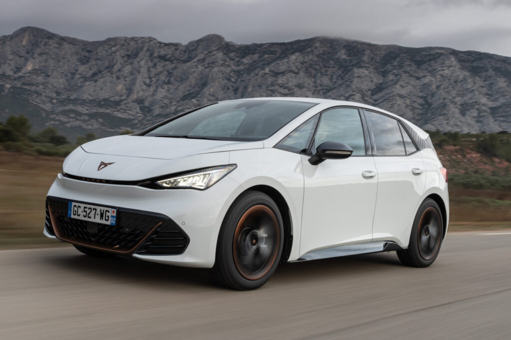  La Born V, offrant 204 ch et une autonomie de 424 km avec une batterie de 58 kWh, sera le cœur de gamme.