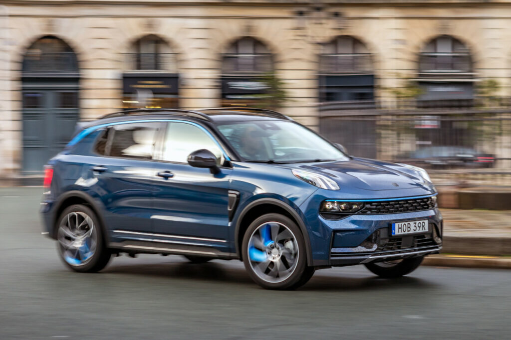 Avec une batterie de 14,1 kWh, le Lynk & Co 01 annonce une autonomie de 69 km en mode 100 % électrique selon le cycle mixte WLTP.