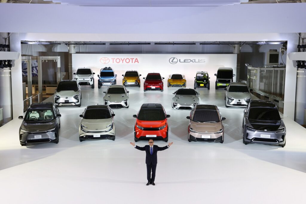 Akio Toyoda, le président de Toyota, a dévoilé, le 14 décembre 2021, la nouvelle stratégie électrique du constructeur. 