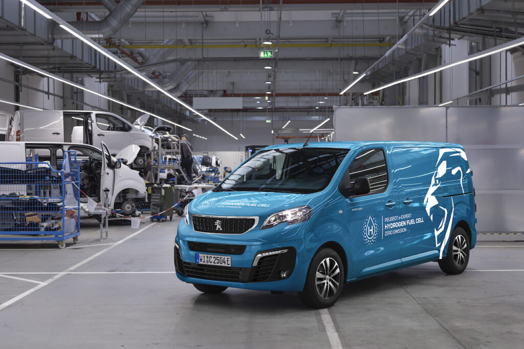 Le premier exemplaire du Peugeot e-Expert Hydrogen est livré à Waèta.