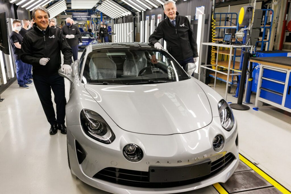 Luca de Meo, directeur général du groupe Renault, et Bruno Le Maire, ministre de l'Economie, à l'usine Alpine de Dieppe (76) le 28 janvier 2022. © Olivier Martin-Gambier. 