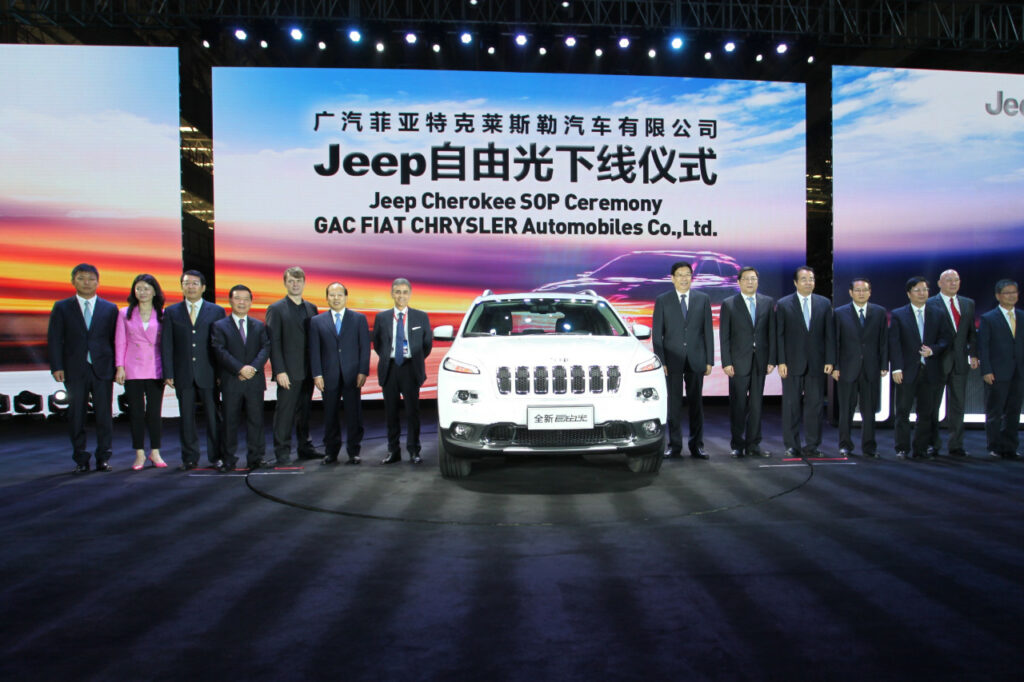 Le premier Jeep Cherokee produit en 2015 par la coentreprise FCA-GAC, devenue aujourd'hui Stellantis-GAC. 