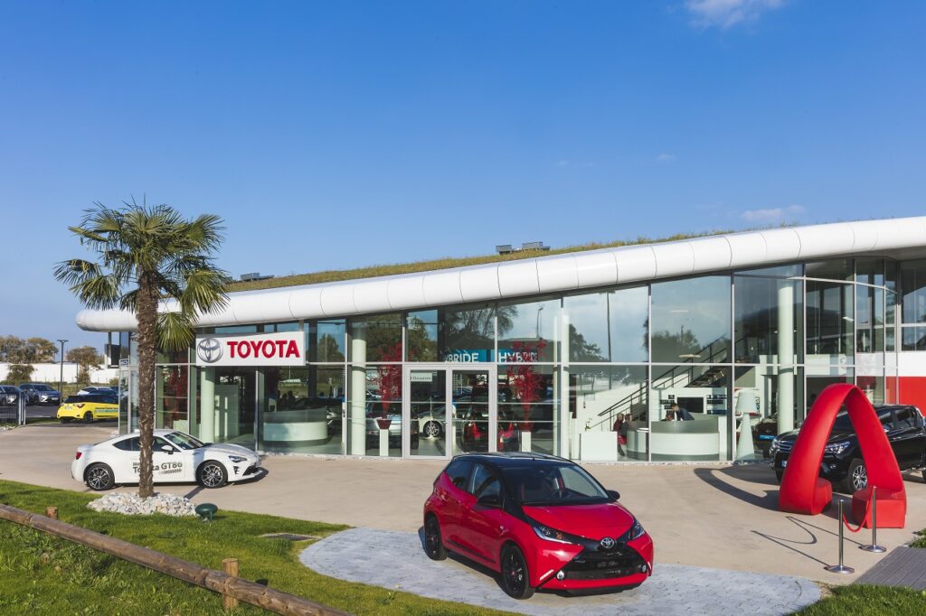 Pour Toyota, un réseau de concessionnaires forts est essentiel dans la stratégie de vente de véhicules électriques. (concession Toys Motor Dunkerque ®Michel GUILBERT)