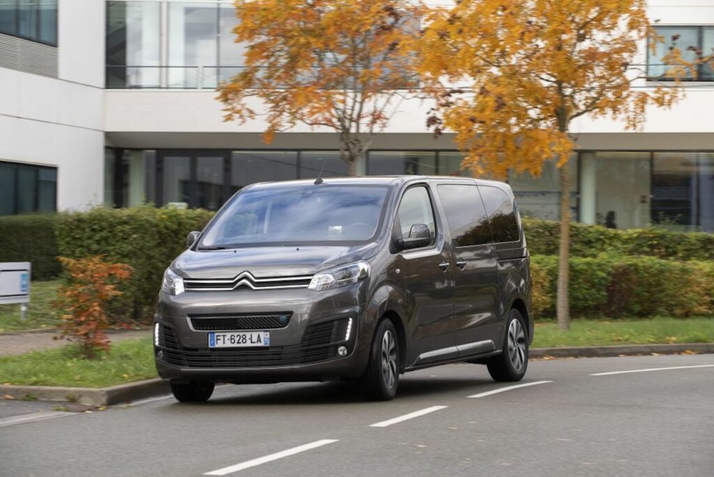 Peugeot, Citroën et Opel arrêtent les versions thermiques de leurs modèles dédiés au transport de personnes.