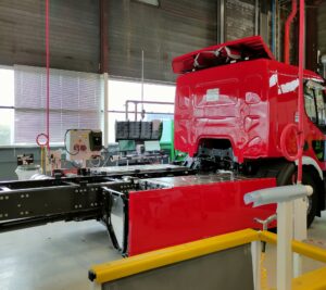 Une fois les batteries installées sur le camion, le chargement se fait sur du 600 volts.