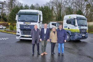 De gauche à droite : Gilles Simon, PDG des Transports Simon, Jean Yves Kerbrat, Directeur Général de MAN Truck&Bus France, Claire Duhamel, Directrice de l'activité Oleo100, Pascal Urano, Président de Truck Location.