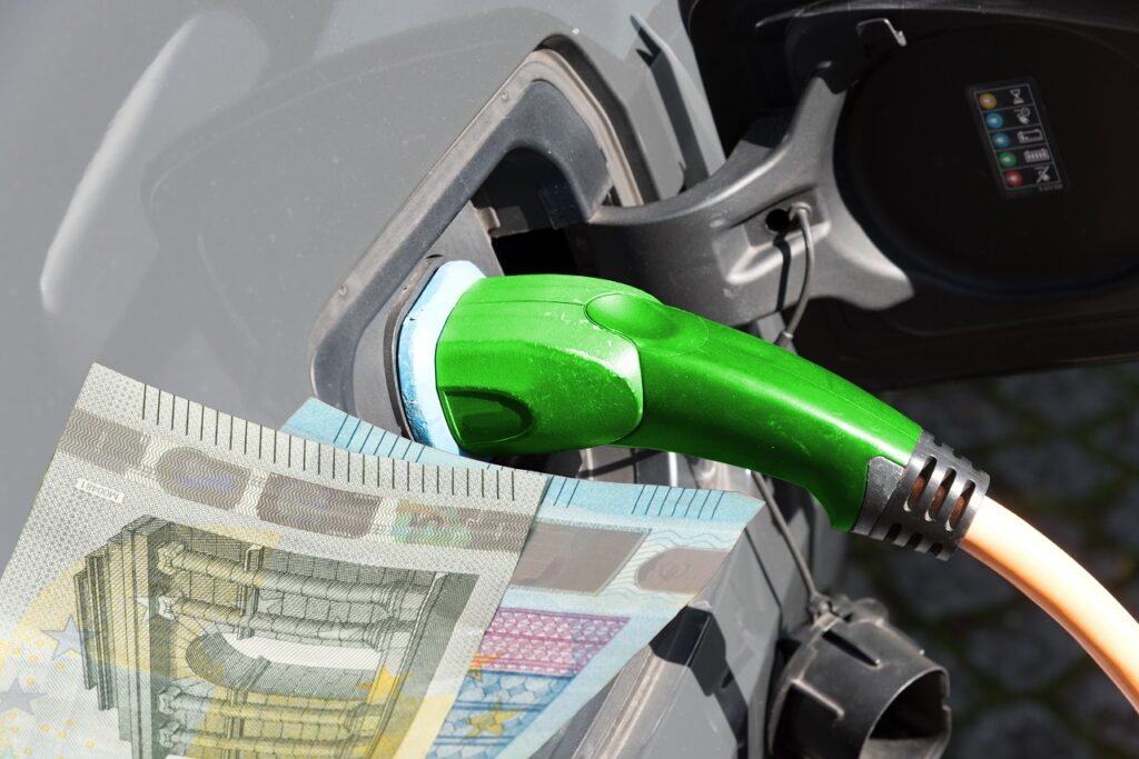 La hausse du prix des carburants pourrait pousser 43% des Français conducteurs de véhicules thermiques à passer le cap de l'électrique.

