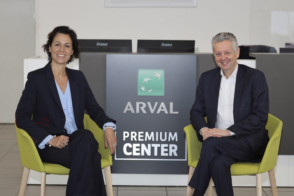 Laetitia Hanin, gérante d’Autotech33, et Bertrand Gousset, directeur global operations d’Arval France.