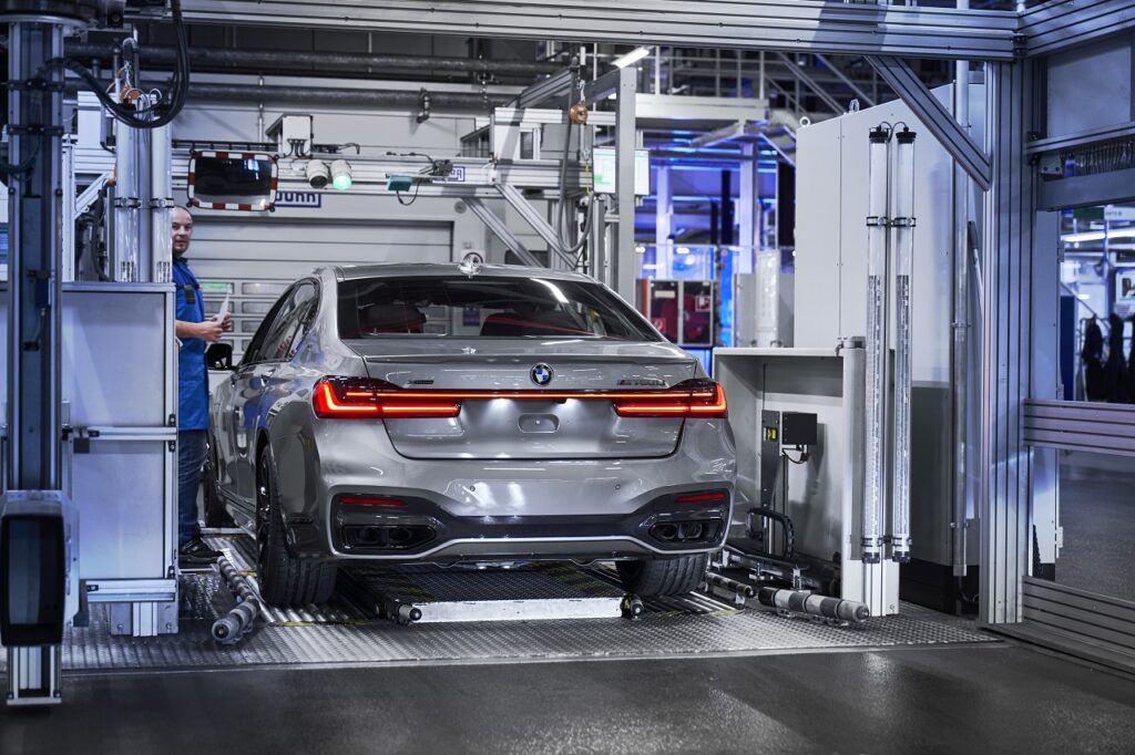 BMW va suspendre les exportations de véhicules vers la Russie et la production locale. 