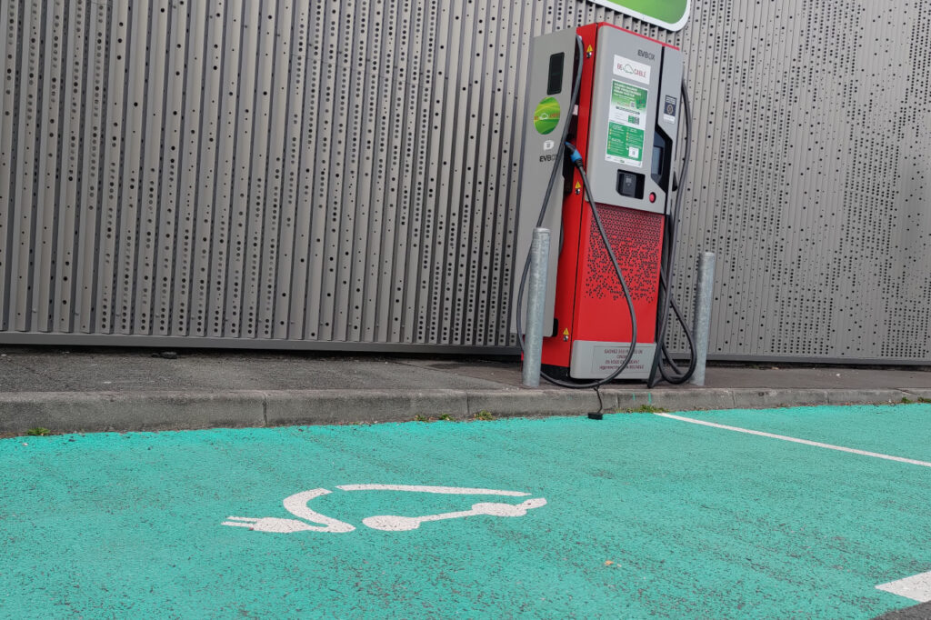 Avec 21 897 points de charge pour véhicules électriques, les parkings publics pèsent 40 % de l'offre à fin février 2022.