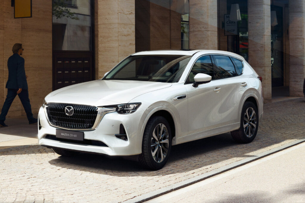 Avec une batterie d'une capacité de 17,8 kWh, le Mazda CX-60 annonce une consommation moyenne de 1,5 l aux 100 km et des émissions de CO2 de 33 g/km. 