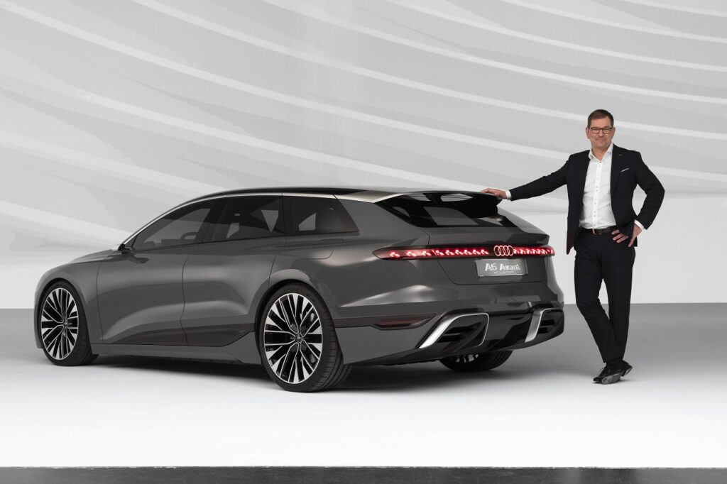 Markus Duesmann, le président d'Audi, et la concept A6 Avant e-tron.