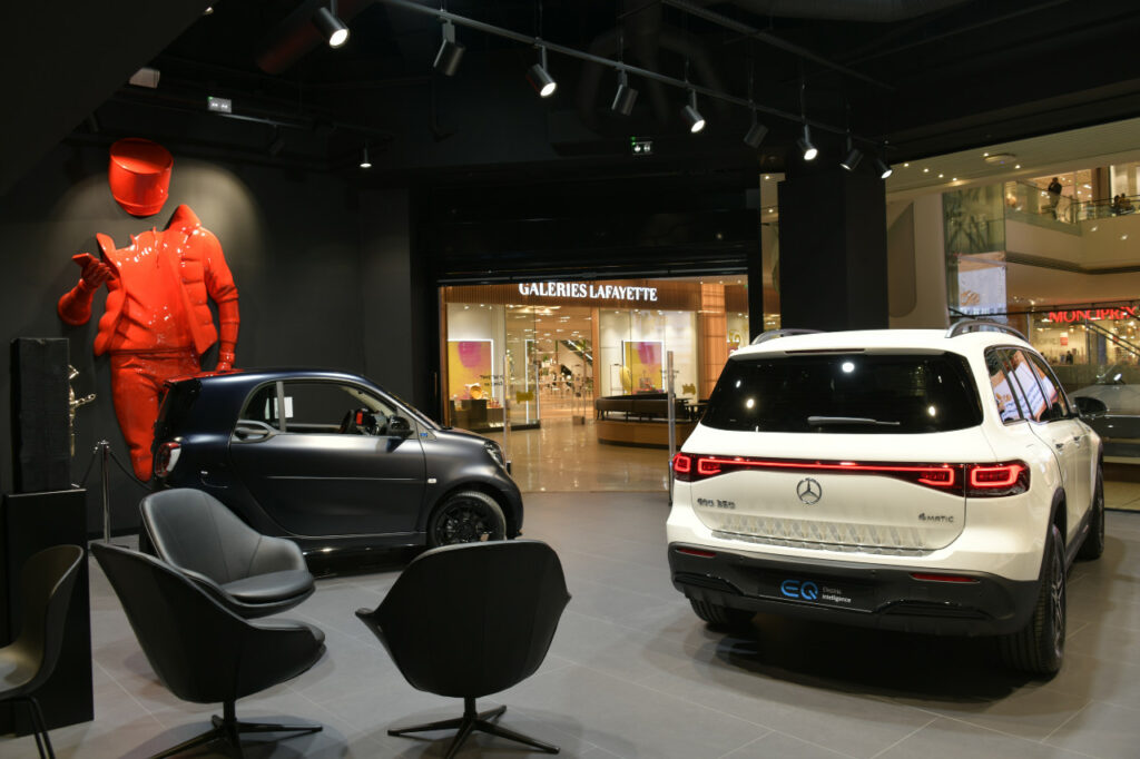Cette boutique éphémère niçoise de BYmyCAR se fixe pour ambition de générer une dizaine de ventes de Mercedes par mois. 