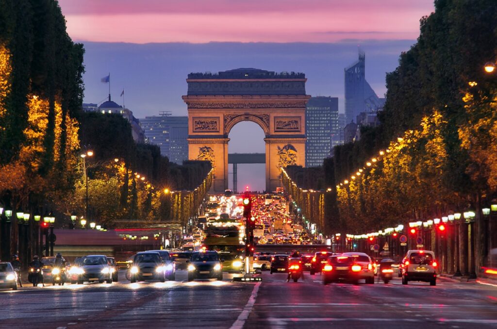 La première région de France a enregistré environ 8 500 immatriculations de voitures et véhicules utilitaires légers de moins qu'en 2019.