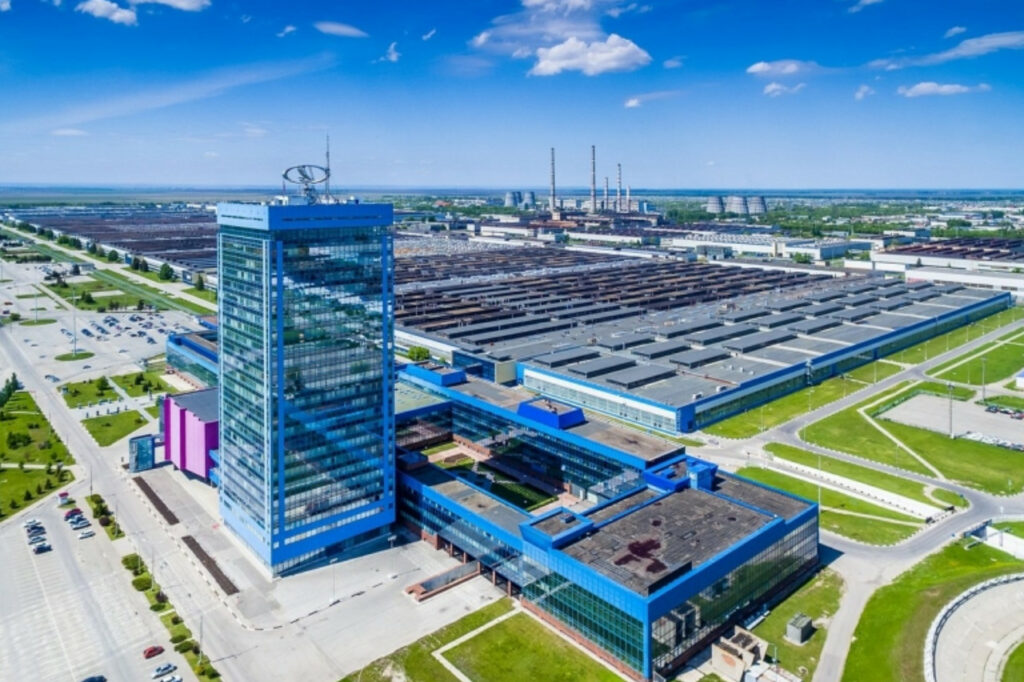 La gigantesque usine russe Avtovaz de Togliatti vit une nouvelle période compliquée dans son histoire qui a débuté en 1966.