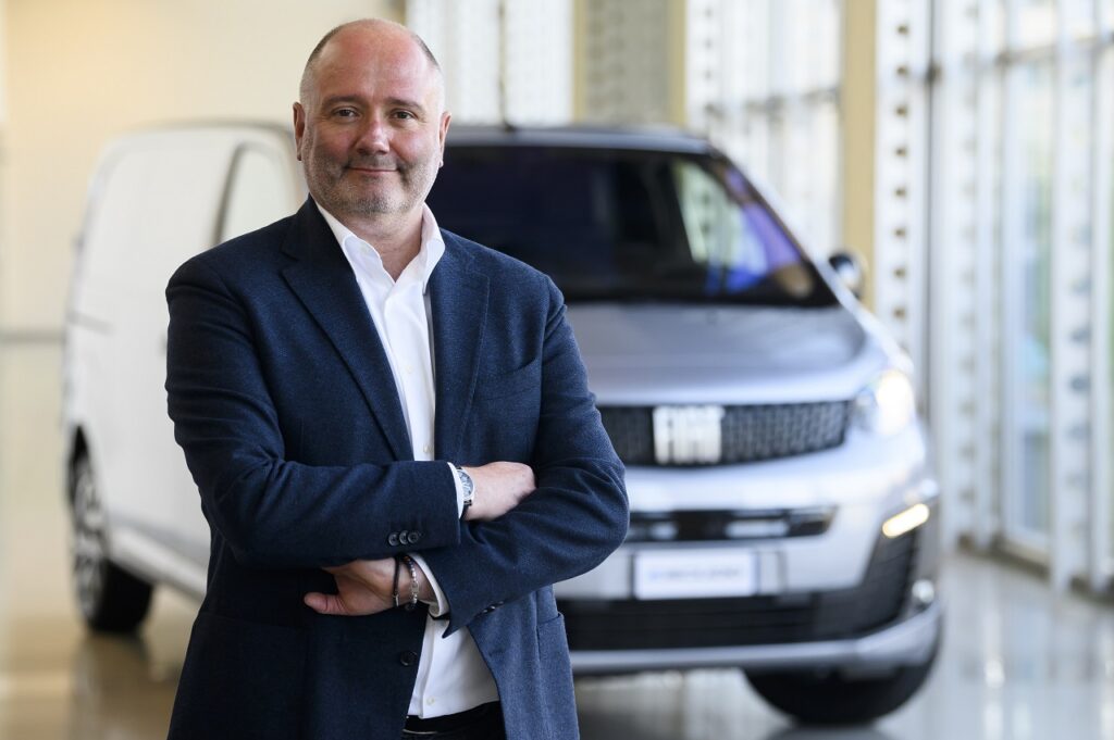 Eric Laforge, directeur en charge des véhicules utilitaires pour la région Europe élargie au sein du groupe Stellantis, indique que, dans 80 % des cas, l'électrique répond aux besoins des professionnels.