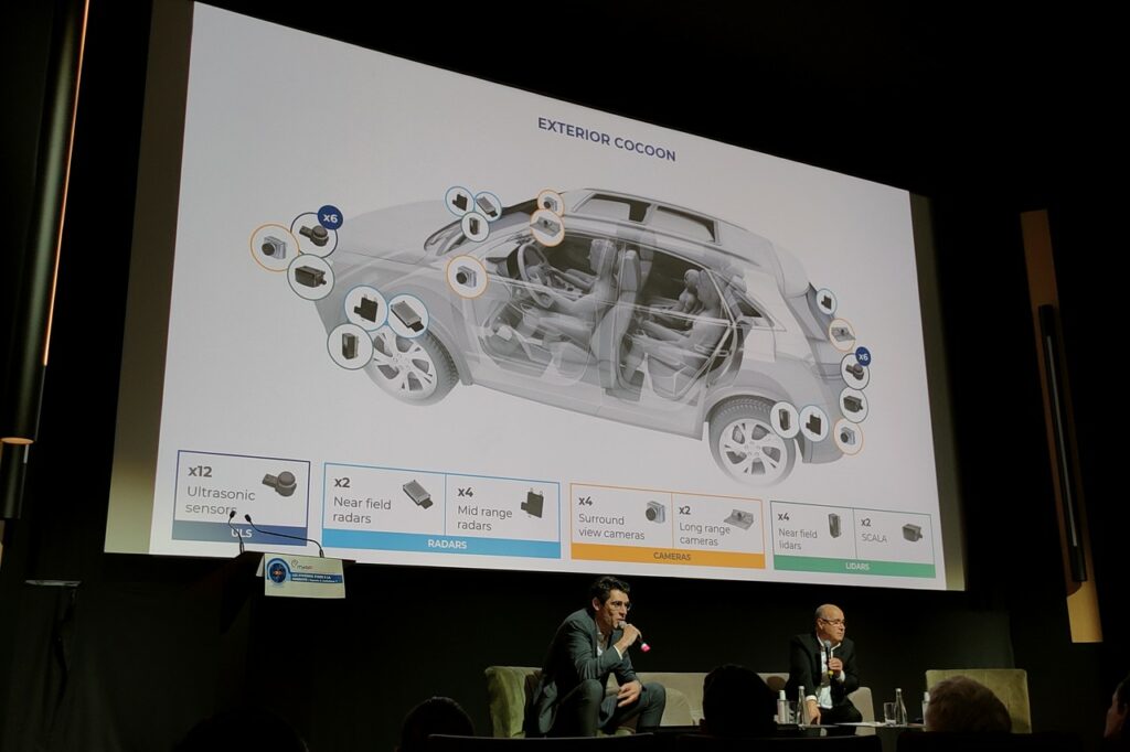 Antoine Lafay (directeur de la recherche assistance à la conduite chez Valeo) et Laurent Hecquet (directeur général des MAP) discutent de l'avenir du véhicule autonome.