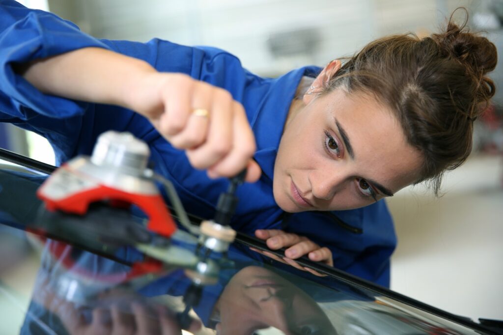 Alors que les effectifs au sein de la branche des services de l'automobile ont progressé de 1,4 % en 2021, ceux de l'alternance ont confirmé leur dynamisme avec un bond de 9,3 %. ©AdobeStock
