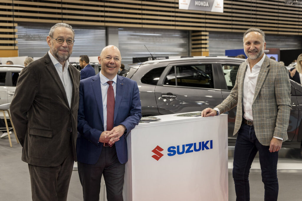 Jean-Pierre Rinaudo (Vulcain), Stephane Magnin (Suzuki France) et Richard Drevet, directeur de 3 sites Suzuki dans la région lyonnaise.