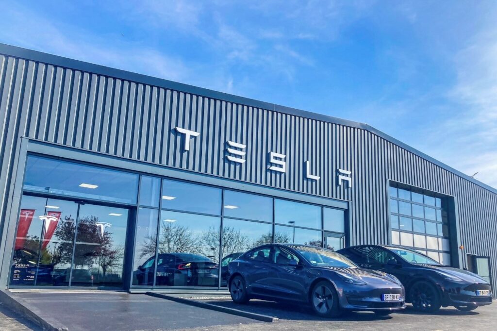 Tesla poursuit son développement en France avec l'ouverture de deux nouveaux sites, l'un à Caen (14) (photo), l'autre à Nancy (54).