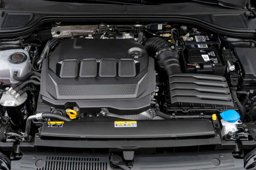 Les 1,4 milliard de moteurs à combustion recensés sur la planète ne sont pas près de disparaître. Il vaudrait mieux réfléchir à comment les rendre plus propres, notamment avec un carburant renouvelable.